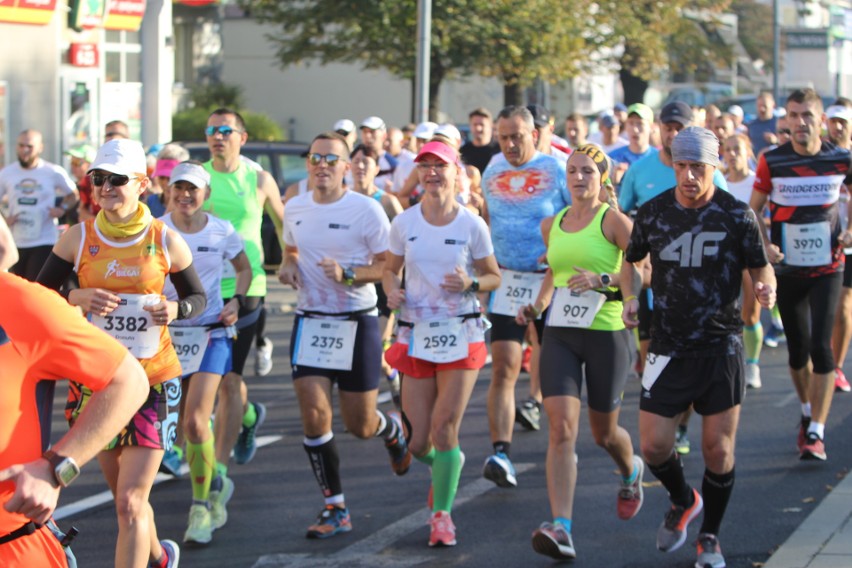 Zdjęcia z maratonu w Poznaniu 2018 - biegacze na pierwszym...