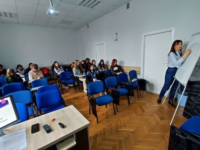 Zamiast w szkole - lekcja na uczelni. Licealistów zaprosił UMB