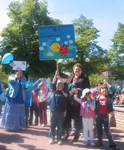Barwny korowód przedszkolaków w kolorze niebieskim pojawił się między innymi na Placu Surowieckiego w Tarnobrzegu.