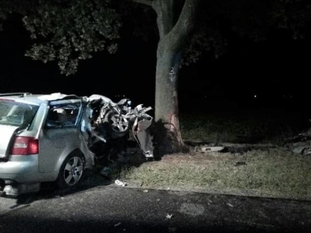 W nocy z niedzieli na poniedziałek w miejscowości Jasień w powiecie kościańskim samochód marki Audi uderzył w drzewo. W wypadku zginęło dwóch obywateli Ukrainy. Zobacz więcej zdjęć z wypadku ---->