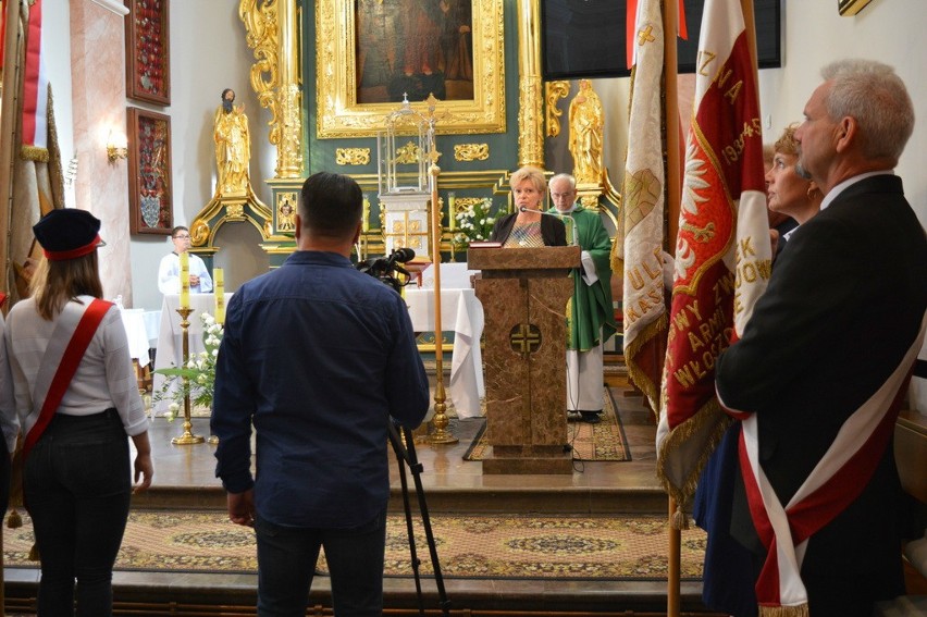 Sztandar włoszczowskiego Stolbudu przekazany w depozyt Izbie Regionalnej. Ma przypominać historię firmy następnym pokoleniom (ZDJĘCIA WIDEO)