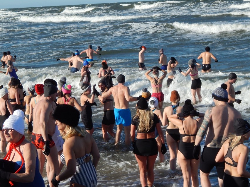 Walentynkowe morsowanie w Ustce. Woda zimna, uczucia gorące