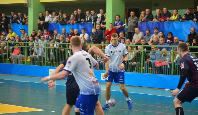 Wiktor Kawka (przy piłce) został wybrany najlepszym zawodnikiem października
