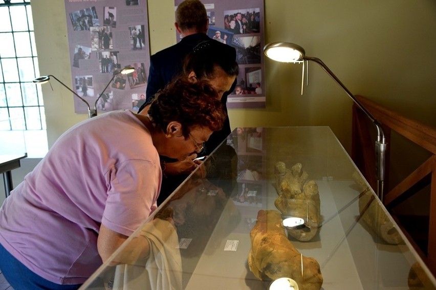 Muzeum w Starachowicach zaprasza na wystawę "Karol Sabath - człowiek od dinozaurów"