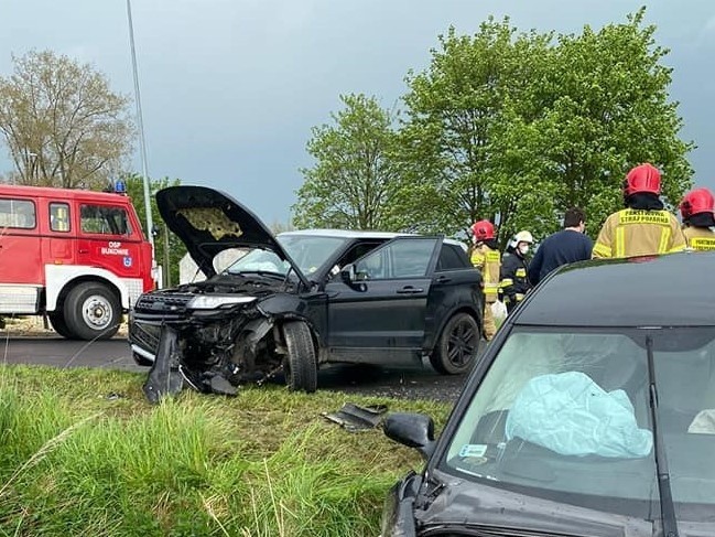 Wypadek w Bukowiu. Zderzenie dwóch samochodów. Podróżowało...