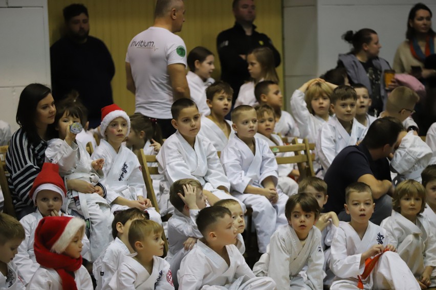 550 osób na turnieju mikołajkowym Kieleckiego Klubu Sportowego Karate w Kielcach. Medal wrócił do wicemistrza świata Macieja Mazura