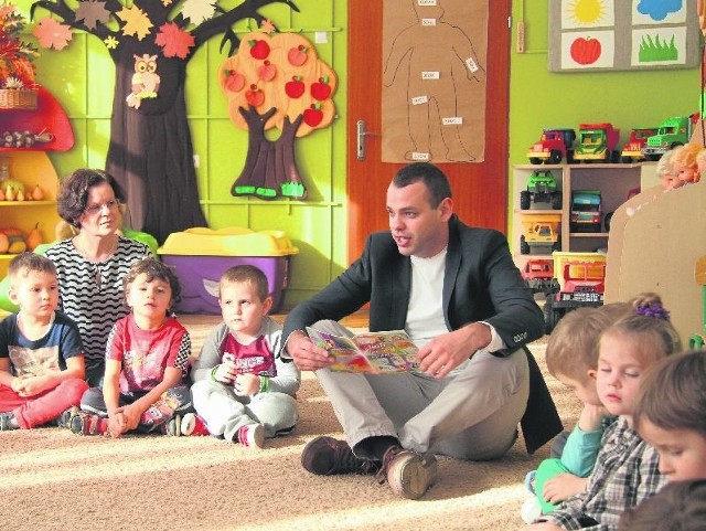 Jacek Kominek, prezes Zarządu Województwa Świętokrzyskiego Związku Młodzieży Wiejskiej czytał dzieciom opowiadania.