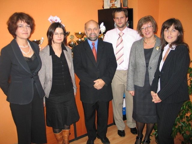 Twórca programu Baltie, Czech Bohumir Soukup, (trzeci z lewej) gościł w tarnobrzeskiej dziesiątce i uroczyście zainaugurował dwustronną współpracę między szkołami.