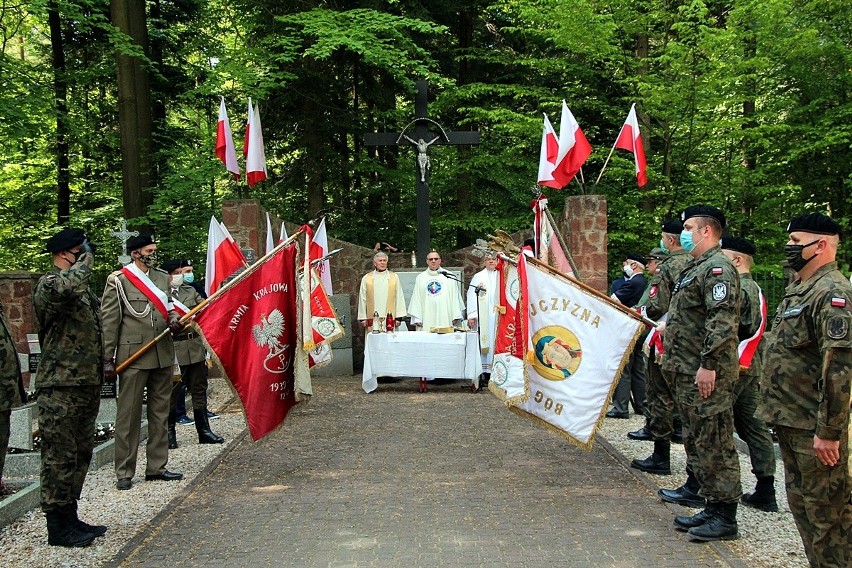 Polową mszą świętą uczczono kolejną, już 76., rocznicę...