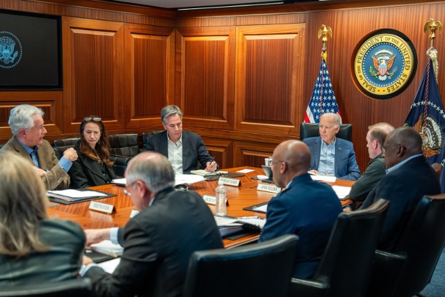 Spotkanie prezydenta USA Joe Bidena z członkami Rady Bezpieczeństwa Narodowego, w sprawie ataków rakietowych na Izrael