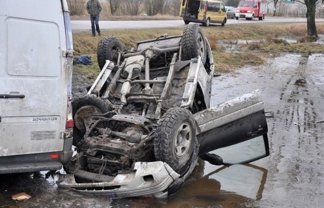 W wyniku zderzenia oba pojazdy wpadły do rowu pełnego wody. Suzuki przewróciło się na dach. Jego kierowca był w ciężkim stanie. Zmarł w szpitalu. Do tego samego szpitala trafili też 17-letni pasażer suzuki i kierowca mercedesa.