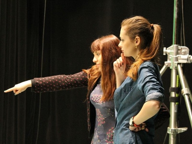 Jowita Tenderowicz - z lewej i Karolina Wiecheć podczas próby do spektaklu.