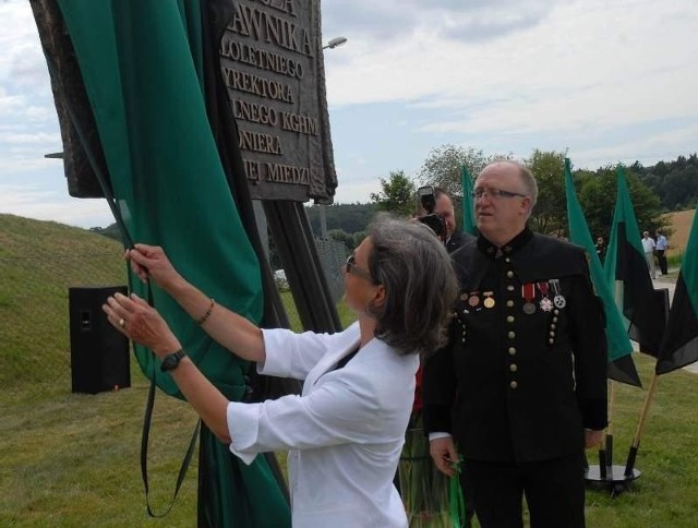 Szyb SW-4 w Łagoszowie Małym ma swojego patronaOdsłonięcia tablicy pamiątkowej Tadeusza Zastawnika dokonali prezes Herbert Wirth i córka patrona szybu Anna Menkes.