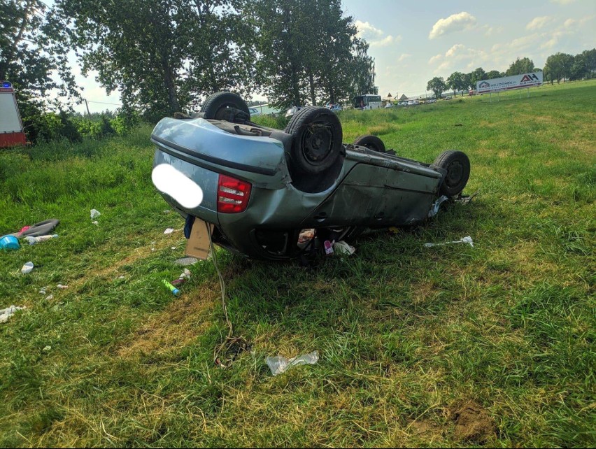 Dziękonie. Wypadek na DK 65. Skoda i audi wylądowały w rowie (zdjęcia)