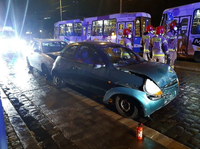 Przed godziną 18, Ukrainiec jadący seatem zjechał na przeciwny pas ruchu i czołowo zderzył się z fordem, który uderzył jeszcze w jadącego za nim kolejnego seata. Jedna osoba została ranna.