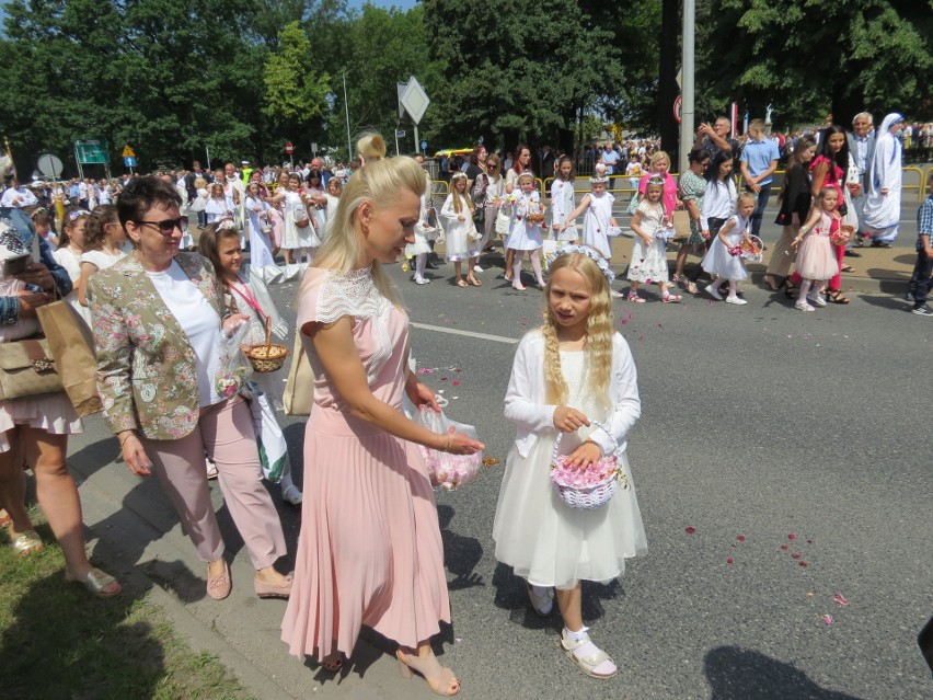 Procesja Bożego Ciała w Inowrocławiu z udziałem prymasa Polski abpa Wojciecha Polaka [zdjęcia]