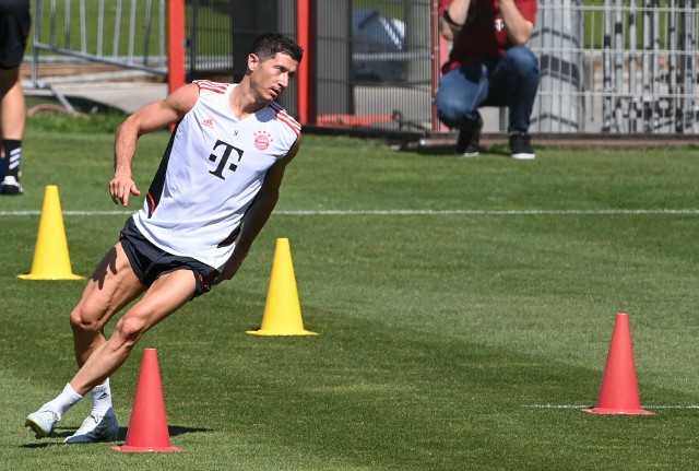 Robert Lewandowski apatycznie wykonuje ćwiczenia na treningach Bayernu