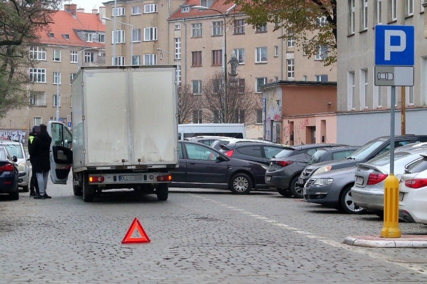 Zderzenie na ul. Nowowiejskiej we Wrocławiu. Żaden z kierowców nie czuł się winny