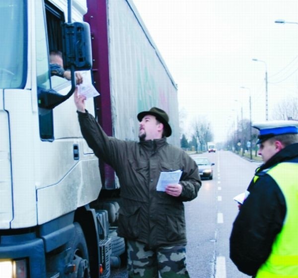 &#8211; To tylko ok. 30 km &#8222;łosiostrady&#8221;. Trzeba zwolnić i uważać na zwierzęta &#8211; przestrzegali kierowców leśnicy i policjanci.