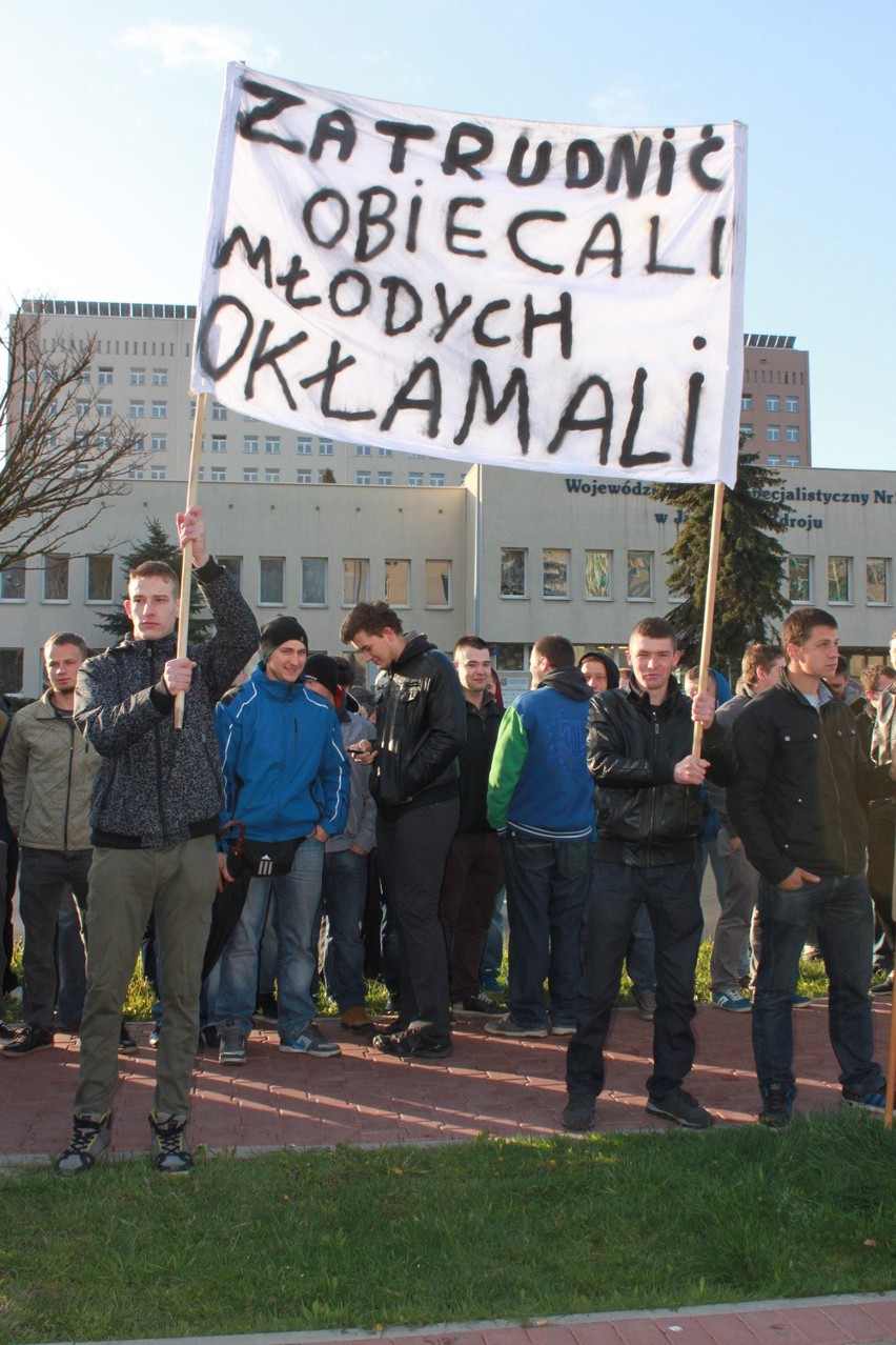 Absolwenci klas górniczych pikietowali przed siedzibą JSW.