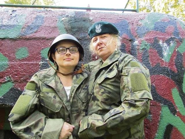 Katarzyna Pietz i Elżbieta Horka zapewniają, że dla miłośników militariów nie zabraknie mundurów