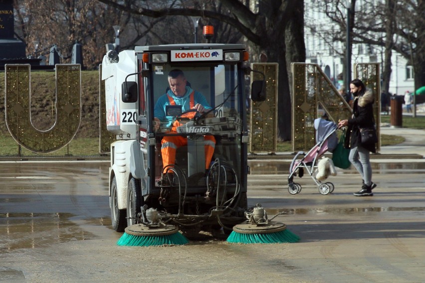Sprzątanie Lublina po zimie 2020/2021. Zobacz, jak służby przygotowują miasto do wiosny