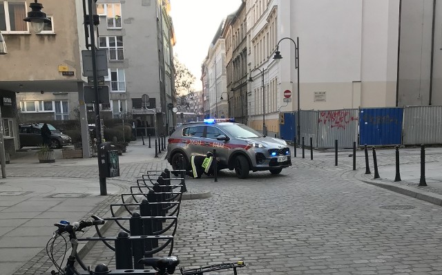 Większe samochody mogą mieć problem z przejechaniem przez skrzyżowanie ulic Uniwersyteckiej i Kuźniczej. Na słupku przy chodniku około godziny 10:30 (11 stycznia) utknął samochód, który według oznaczeń jest autem administracyjnym straży pożarnej.