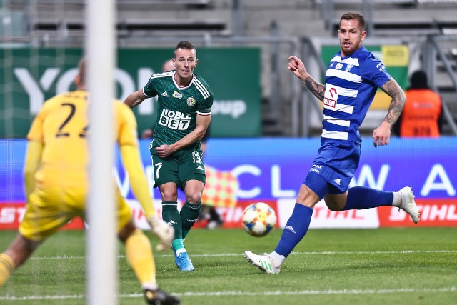 Śląsk Wrocław przegrał z Wisłą Płock na wyjeździe 0:1 w meczu 7. kolejki PKO Ekstraklasy. Oceny w skali od 1 do 10, gdzie 10 to klasa światowa, a 1 - występ poniżej wszelkiej krytyki. WAŻNE! Do kolejnych piłkarzy można przejść za pomocą gestów lub strzałek.