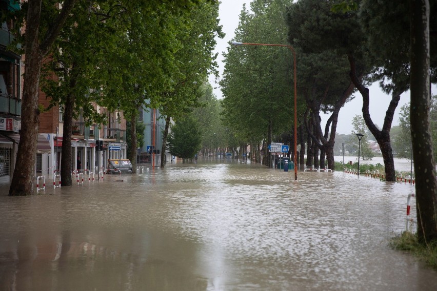 Powodziowy kataklizm we Włoszech. Ludzie w panice wchodzą na dachy zalewanych domów
