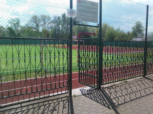 Boisko nie jest ani szkoły, ani miasta czy burmistrza. Należy ono do mieszkańców - mówi Jarosław Borowski, burmistrz