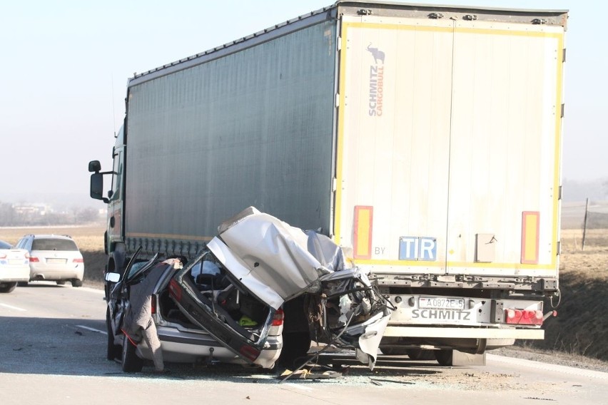 Wypadek na A4 pod Kątami Wr. Dwie osoby ciężko ranne