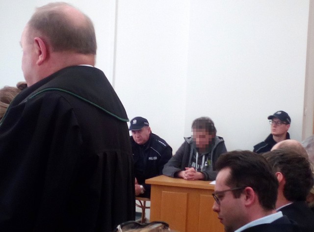 Na zdjęciu, w głębi, jeden z trzech oskarżonych - były policjant Marcin G. Na salę sądową został w środę doprowadzony z aresztu