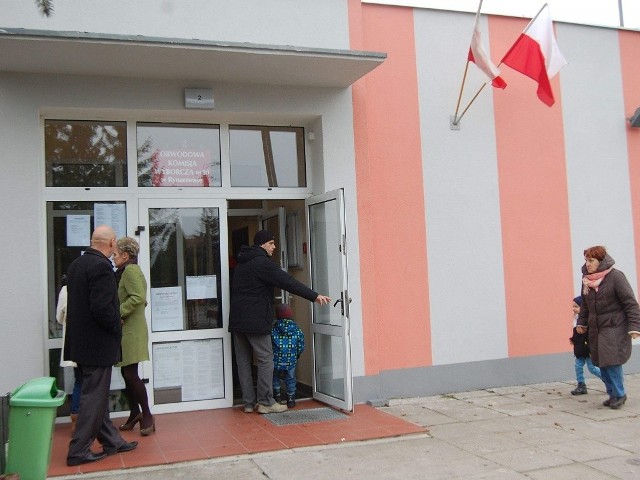 Mieszkańcy Rynarzewa głosowali w niedzielę m.in. w świetlicy wiejskiej.  By wybrać burmistrza przyjść będą musieli jeszcze raz