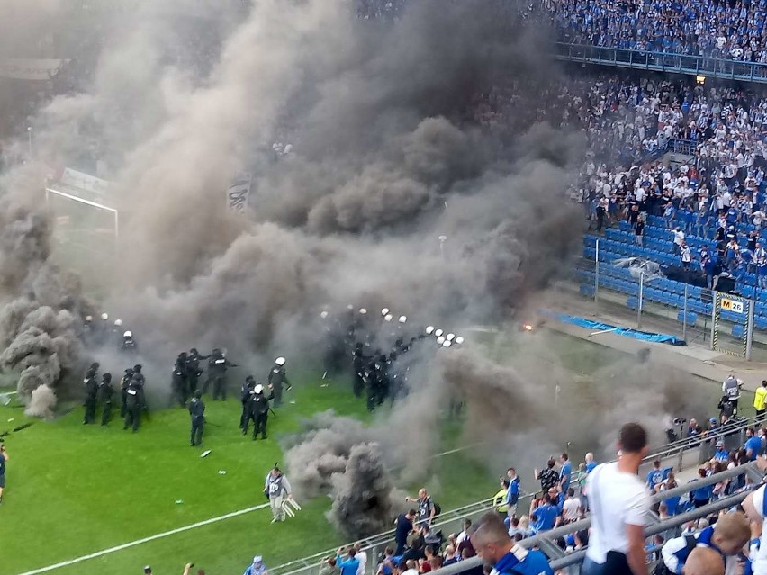 Lech - Legia - pod koniec meczu musiała interweniować...