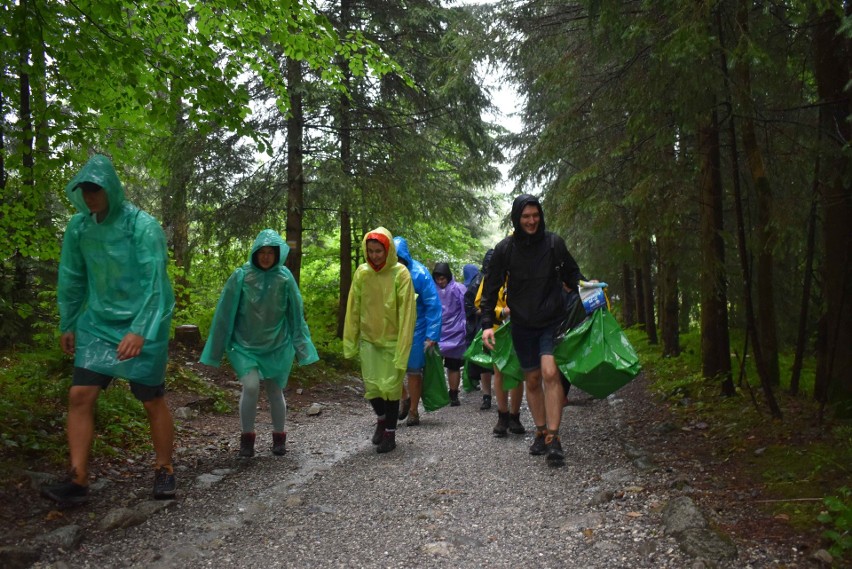 Akcja Czyste Tatry. Mimo deszczu tysiące wolontariuszy ruszyło na szlaki zbierać śmieci