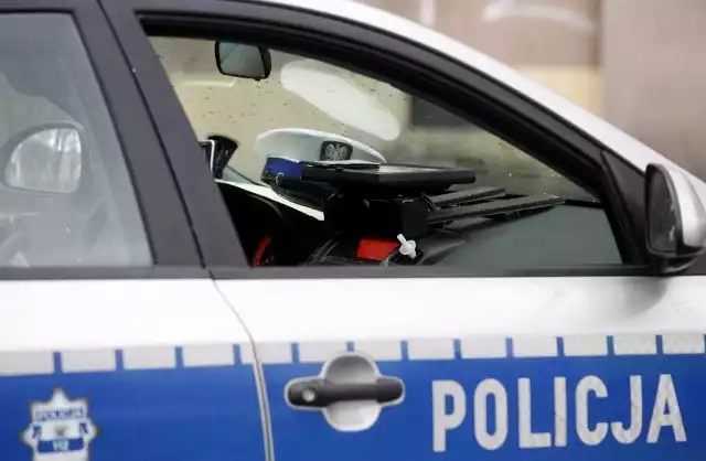 Z ustaleń policjantów wynika, że 49- letnia mieszkanka Dęblina nie zachowała środków ostrożności podczas cofania i uderzyła w bok samochodu marki Mercedes