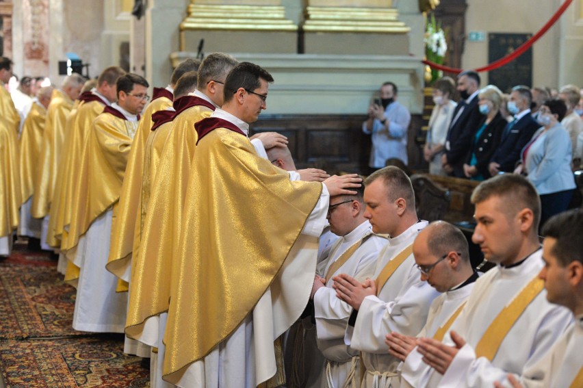 Święcenia kapłańskie 2021 w Przemyślu. Abp Adam Szal udzielił święceń prezbiteratu 19 diakonom [ZDJĘCIA]