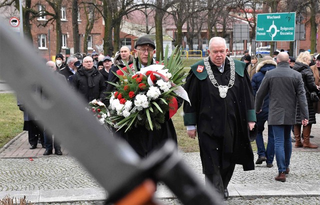 Z okazji 103. rocznicy wybuchu Powstania Wielkopolskiego delegacje złożyły kwiaty i zapaliły znicze pod Pomnikiem Powstańców Wielkopolskich przy ul. Orłowskiej w Inowrocławiu