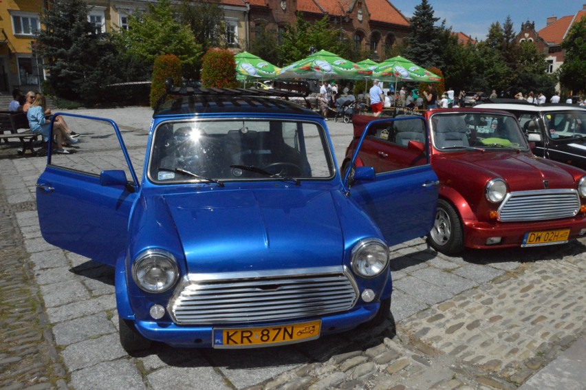 Myślenice. Kilkadziesiąt samochodów marki mini na rynku prezentowało swoje wdzięki 