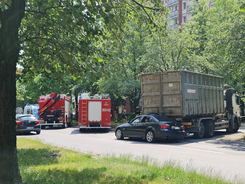 Groźny wypadek na ul. Tatrzańskiej. Bmw wjechało pod śmieciarkę ZDJĘCIA