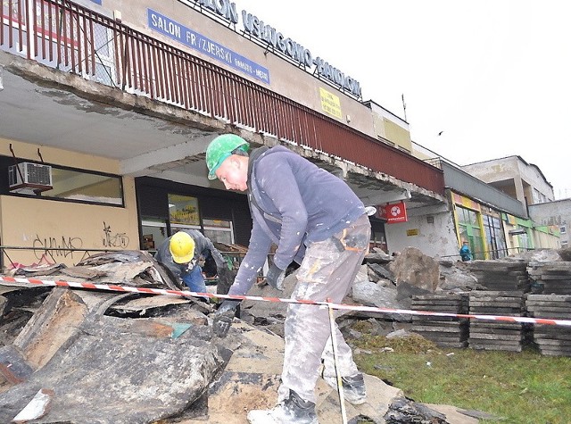 Stefan Piotrowski (w zielonym kasku ) i Łukasz Miller z firmy Reco porządkowali wczoraj zdarte z tarasu warstwy papy i betonu