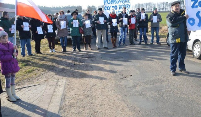 Przed rokiem mieszkańcy gminy Kępice wyszli na drogę, aby symbolicznie zaprotestować.     W tym roku zamierzają zrobić poważne blokady dróg wojewódzkich na terenie swojej gminy