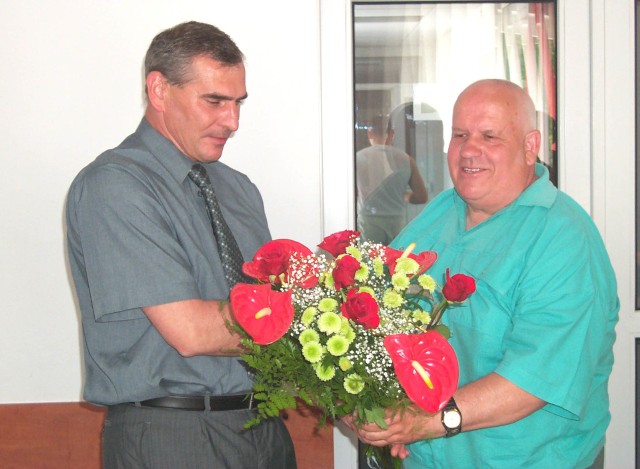 Rok 2004 - kwiaty od Pawła Friese - działacza przechlewskiego klubu Brda dla Pawła Janasa, wówczas trenera pierwszoligowej Amiki Wronki, później kadry narodowej w piłce nożnej.