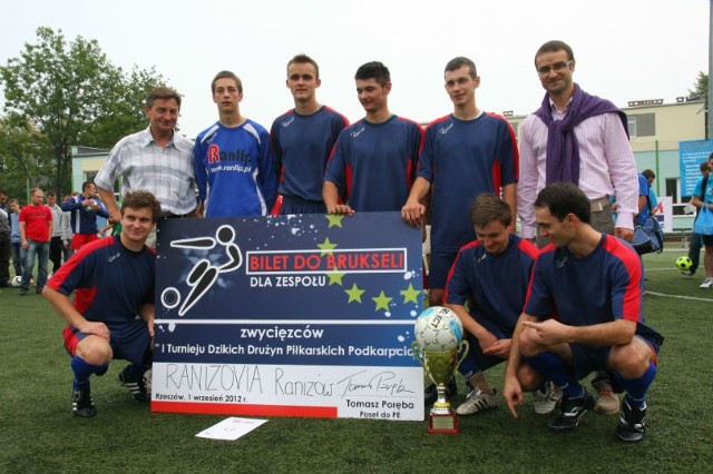 Piłkarze z Raniżowa w nagrodę pojadą razem z europosłem Tomaszem Porębą do Brukseli.