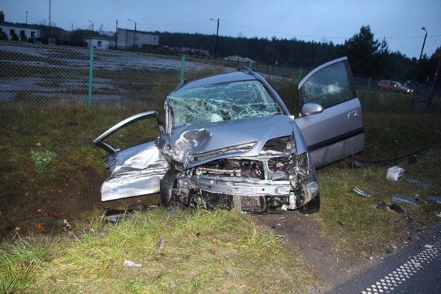 Nakielscy policjanci pod nadzorem prokuratora wyjaśniają okoliczności tragicznego w skutkach wypadku drogowego, do którego doszło w piątek (28.10.16) w Paterku. Na skutek obrażeń doznanych po czołowym zderzeniu opla i toyoty, w szpitalu zmarła 82-letnia pasażerka jednego z aut.Zgłoszenie o wypadku w Paterku wpłynęło do dyżurnego nakielskiej komendy wczoraj (28.10.16) krótko przed 16.00. Na miejsce wypadku zostały skierowane wszystkie służby ratunkowe.Wypadek w miejscowości Paterek. 3 osoby w stanie ciężkim!- Jak wynika ze wstępnych ustaleń policjantów, 76-letni mieszkaniec Poznania, jadąc toyotą corollą w stronę Kcyni, z nieustalonych przyczyn zjechał na przeciwny pas ruchu, gdzie zderzył się z jadącym do Nakła oplem zafirą - mówi Justyna Andrzejewska,oficer prasowy z KPP Nakło nad Notecią.Na skutek zderzenia aut, z obrażeniami ciała do szpitali przewiezieni zostali kierowca oraz pasażerka toyoty, a także pasażerka opla. Kierowca zafiry nie doznał obrażeń ciała.82-latka, która podróżowała toyotą, na skutek obrażeń zmarła po przewiezieniu do szpitala. Okoliczności tego tragicznego w skutkach wypadku wyjaśniają nakielscy policjanci. Sprawę nadzoruje prokuratura.Dlaczego warto nosić odblaski? Mówi Sławek Piotrowski.