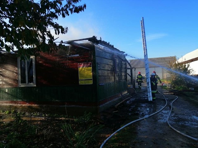 Do pożaru doszło w niedzielę, 20 października. W wyniku pojawienia się ognia spłonął niemal cały drewniany dom. Dwóch mieszkańców zostało poparzonych. Jednego z nich do radomskiego szpitala zabrał śmigłowiec.