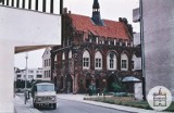 Malbork w kolorze, czyli pocztówka z PRL. Co widzieli turyści w 1975 r. podążając w stronę zamku? 