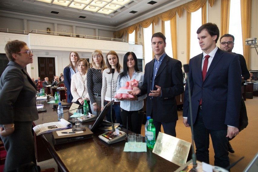 Prezydent Hanna Zdanowska dostała świnkę-skarbonkę. To prezent od Forum Młodych PIS [ZDJĘCIA]