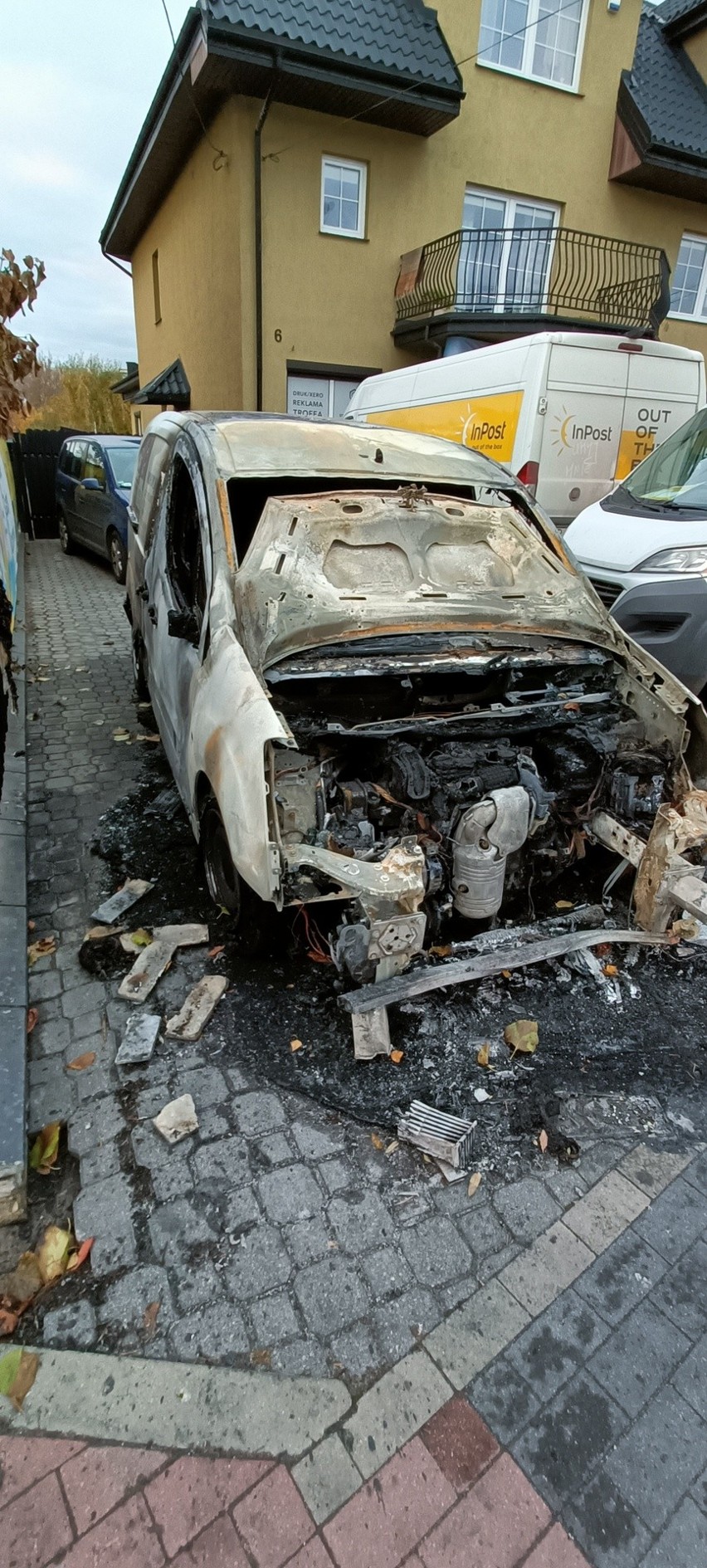Podpalenie samochodu w Ostrowi na ul. Broniewskiego? Monitoring uchwycił 3 mężczyzn. Jest odpowiedź prokuratury