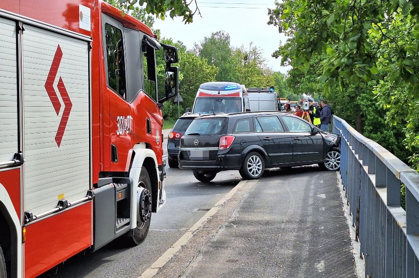 Wypadek dwóch samochodów osobowych na Oporowie. Jedno z aut...
